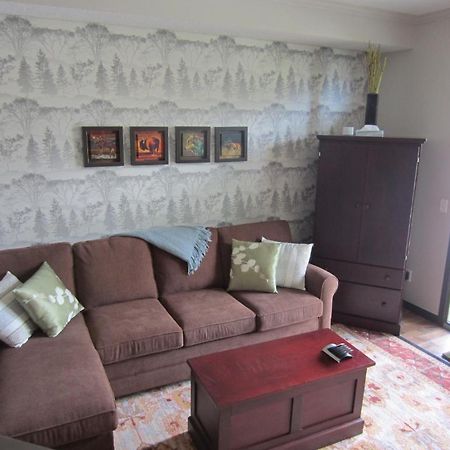 Mystic Springs Chalets & Hot Pools Канмор Екстериор снимка