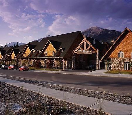 Mystic Springs Chalets & Hot Pools Канмор Екстериор снимка