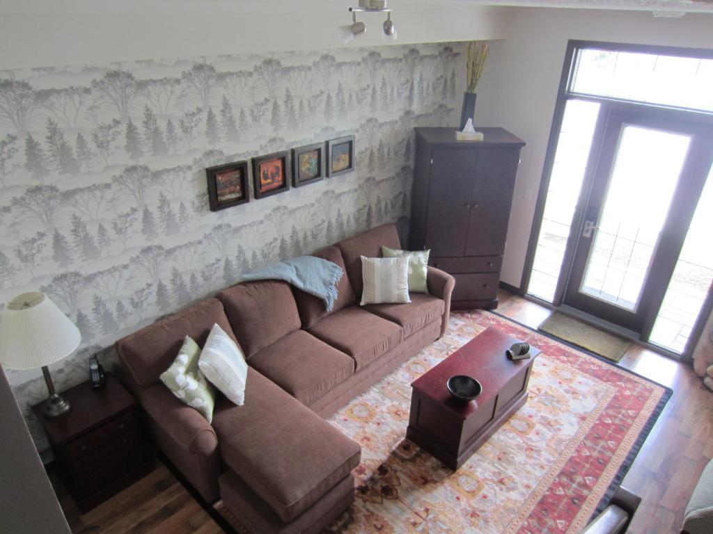 Mystic Springs Chalets & Hot Pools Канмор Екстериор снимка
