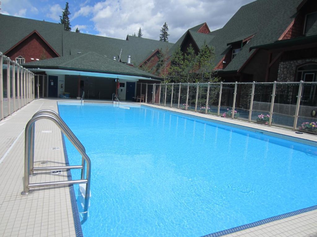 Mystic Springs Chalets & Hot Pools Канмор Екстериор снимка