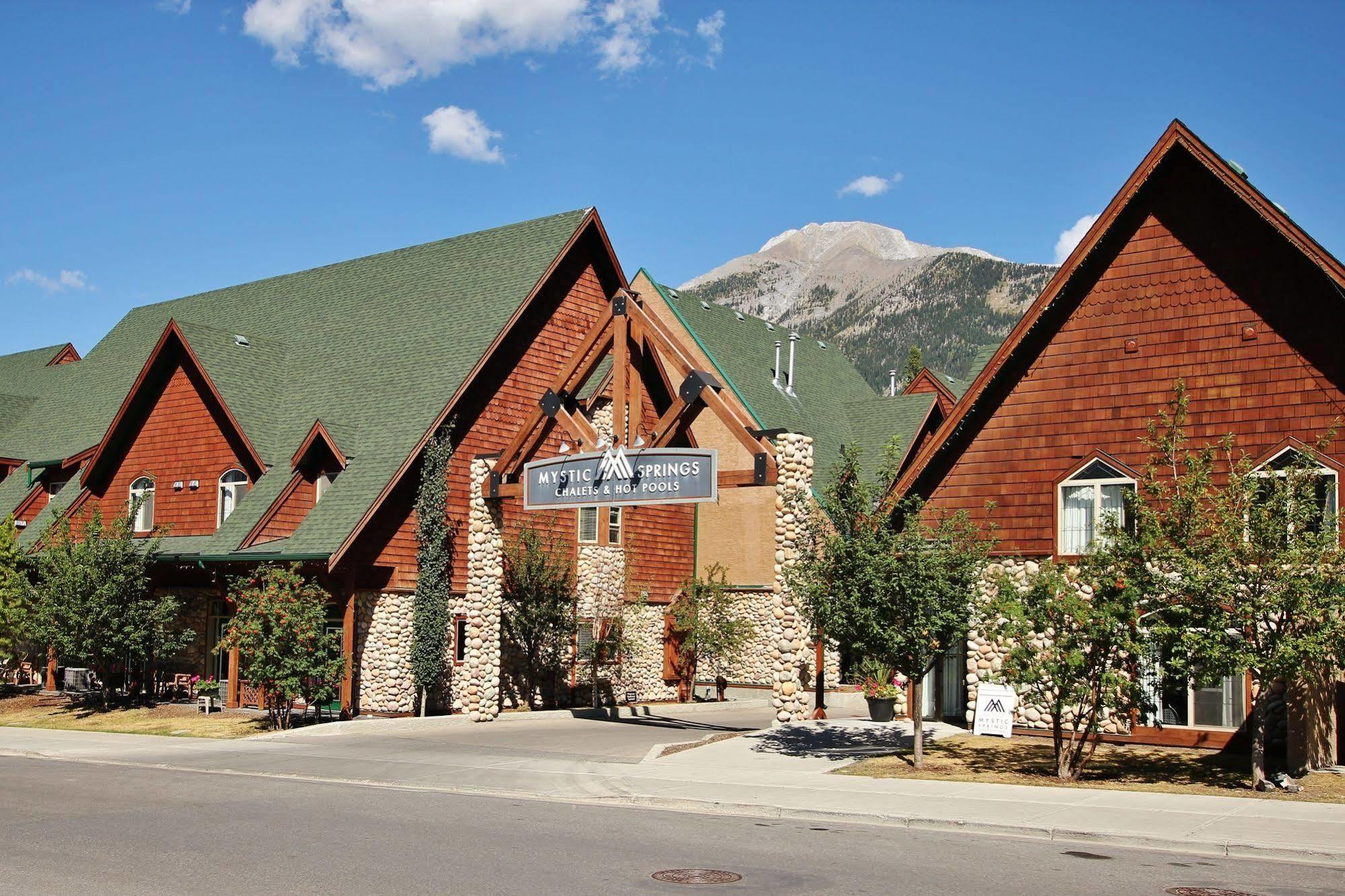 Mystic Springs Chalets & Hot Pools Канмор Екстериор снимка
