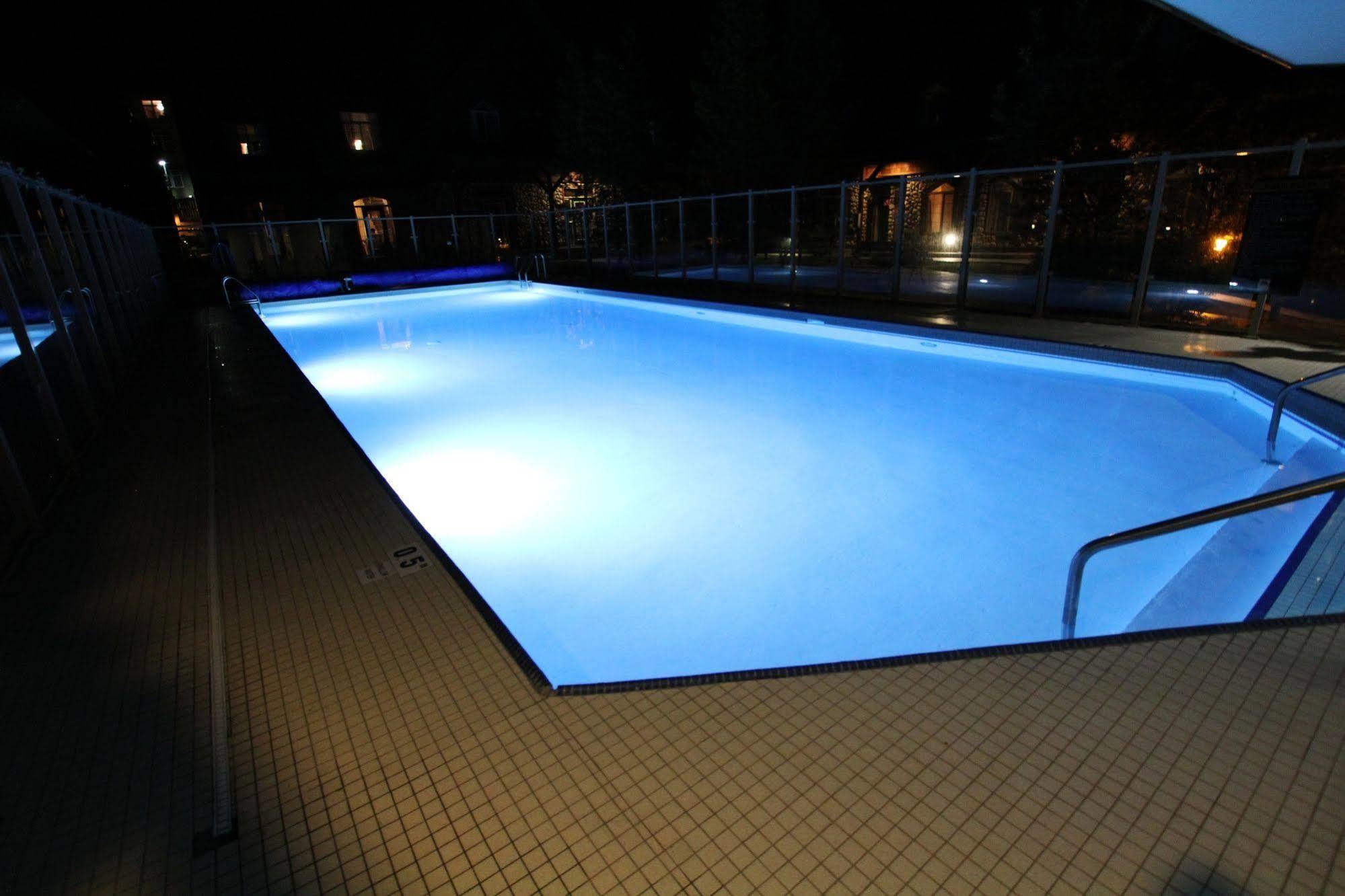 Mystic Springs Chalets & Hot Pools Канмор Екстериор снимка