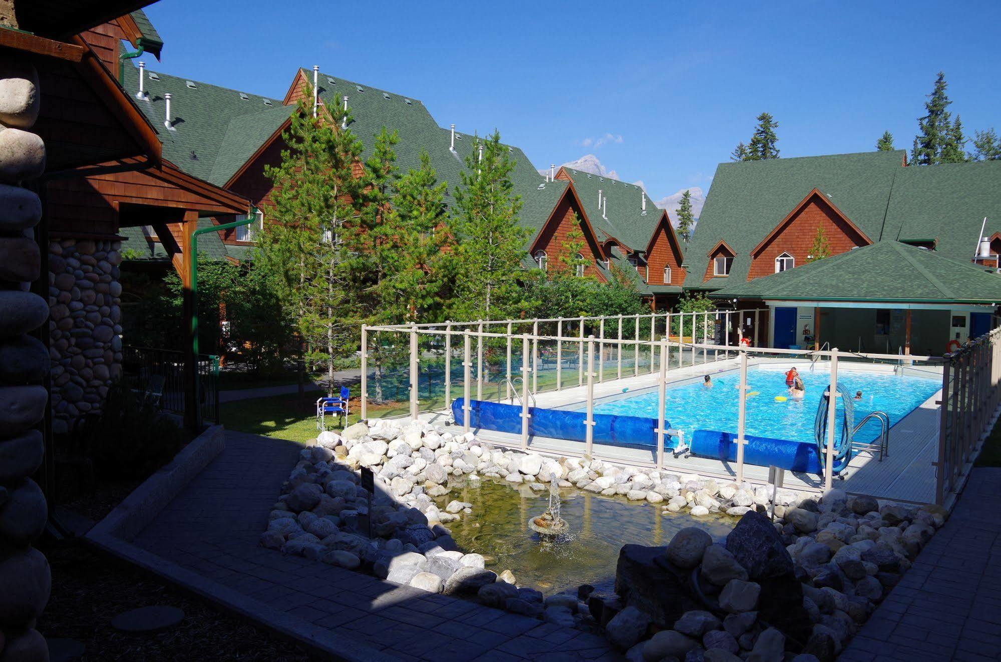 Mystic Springs Chalets & Hot Pools Канмор Екстериор снимка