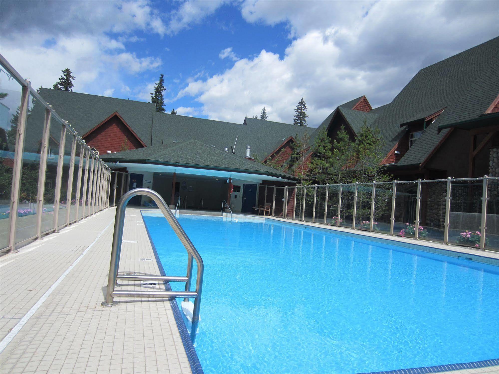 Mystic Springs Chalets & Hot Pools Канмор Екстериор снимка