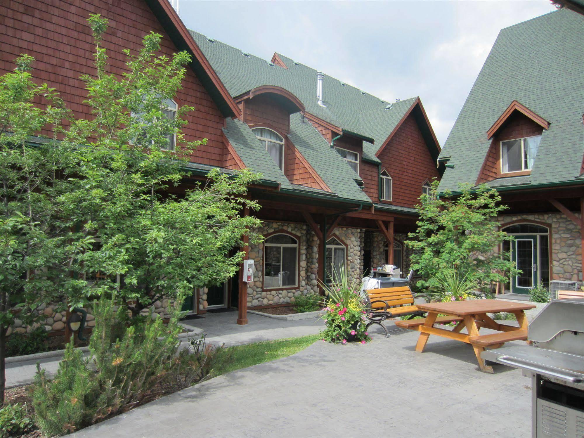 Mystic Springs Chalets & Hot Pools Канмор Екстериор снимка
