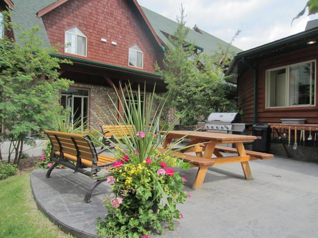 Mystic Springs Chalets & Hot Pools Канмор Екстериор снимка